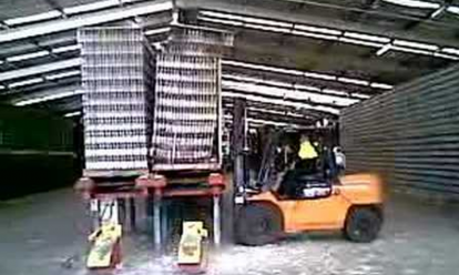 Vorkheftruck laat bier vallen